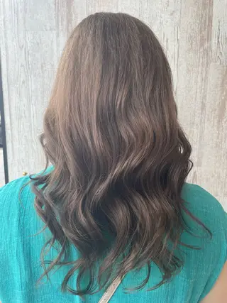 カラー 岡村 真子のヘアスタイル