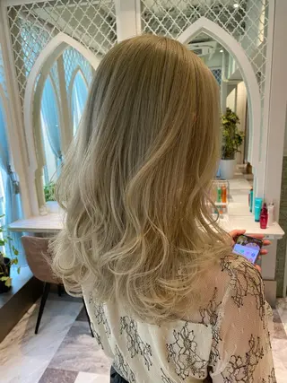 ミディアム カラー 栗原 瑠世のヘアスタイル