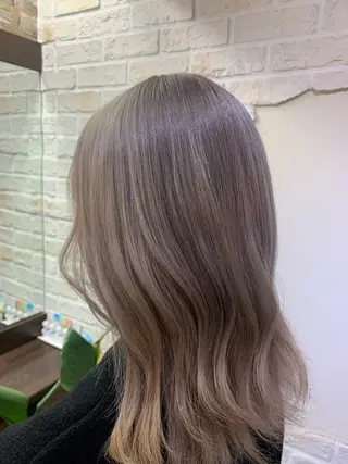 ミディアム カラー 小嶋 美里のヘアスタイル