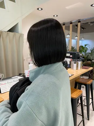 ショート レイヤー/顔まわり カット/地毛風カラーのヘアスタイル