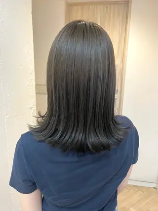ミディアム カラー ボブ・レイヤー/ ベージュカラーのヘアスタイル