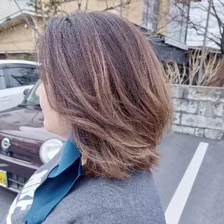 カラー 飯田 仁美のヘアスタイル