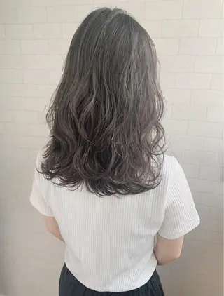 ミディアム カラー 栗原 瑠世のヘアスタイル