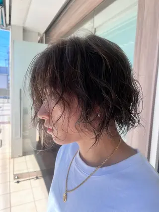 ショート カラー パーマ メンズ ナチュラル暖色カラー 🤎 佐藤栞のヘアスタイル