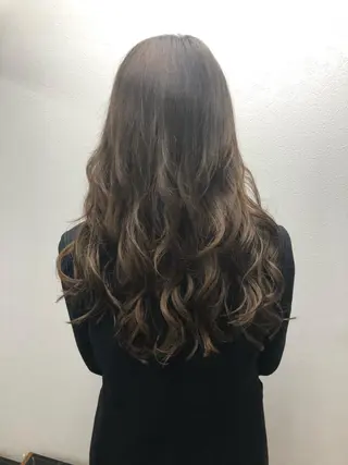 ロング ヤナ マネージャーのヘアスタイル