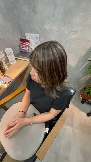 ミディアム motoトップカラー リスト/ブリーチカラのヘアスタイル