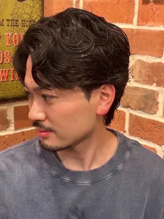 ミディアム ヒロ銀座プレミアムバーバー新宿店所属・髙司 哲伸のヘアスタイル