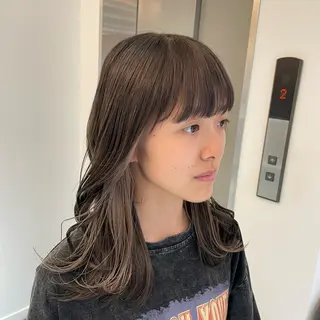 セミロング 亀山 由里菜のヘアスタイル