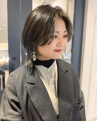 ミディアム カラー SALOWIN梅田茶屋町店所属・ウルフレイヤーカット /チヒロのヘアスタイル