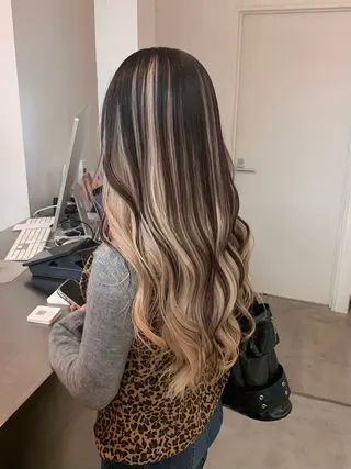 カラー hinata /ハイトーンのヘアスタイル