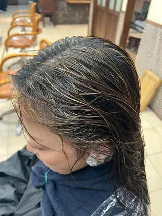セミロング 白髪ぼかし脱白髪染め 大塚綾のヘアスタイル