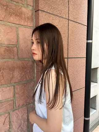 ロング 岡田 知佳のヘアスタイル