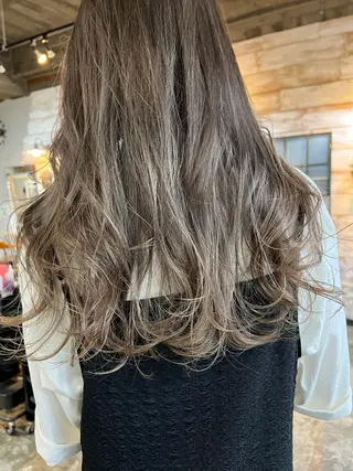 ロング カラー ツキノキ ミナのヘアスタイル