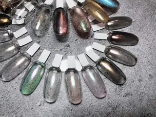 ショート カラー ネイル マツエク・マツパ illum hicariのネイルデザイン