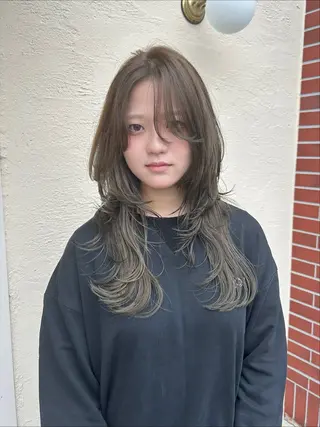 ロング カラー 鳥居 愛子のヘアスタイル
