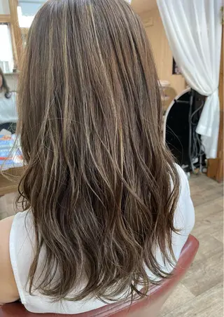 セミロング カラー 佐藤 芽依のヘアスタイル