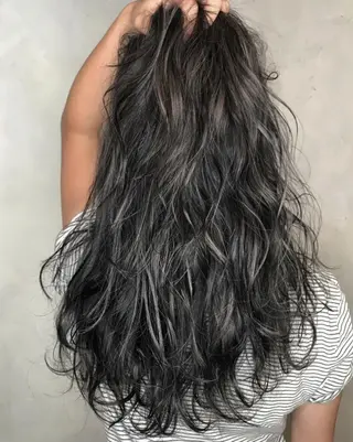 ロング カラー N° aria 三軒茶屋のヘアスタイル