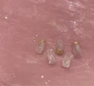 ネイル 𝘙𝘪𝘰𝘯𝘢 ...🕯🤍のネイルデザイン