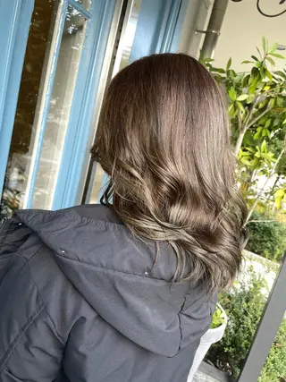 セミロング ブリーチ毛矯正.髪質 改善.髪にドラマをのヘアスタイル