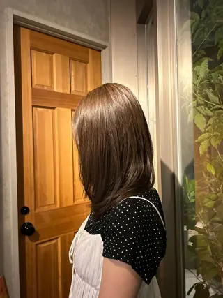 ミディアム カラー 越阪部 碧子のヘアスタイル