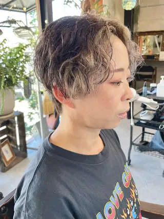 ショート カラー 岡田 恭明のヘアスタイル