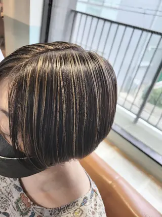 ショート カラー alushe 岡 陽子のヘアスタイル