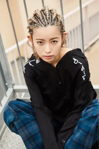 ミディアム カラー ヘアアレンジ 𝙱𝙻𝙴𝙽 𝚋𝚢 𝚍𝚘𝚝.所属・🤍BLEN 窓🤍のヘアスタイル