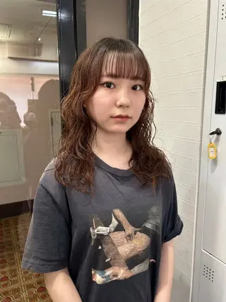 ミディアム Yui. ハイトーン/パーマ/のヘアスタイル