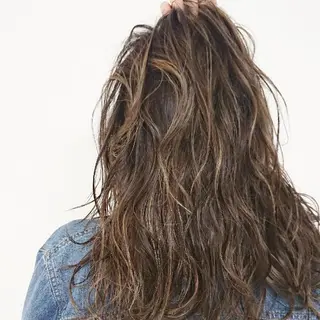 ミディアム カラー yoshi （髙橋）のヘアスタイル