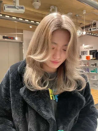 セミロング カラー 艶ハイトーン👑♡ NATSUKIのヘアスタイル