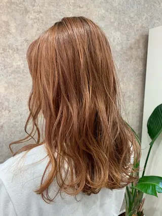 セミロング Ripps長居所属・メテオ ／ヘアカラー 西川菜実のヘアスタイル