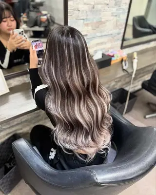 ロング 💎馴染むエクステ ×カラーTOMO💎のヘアスタイル