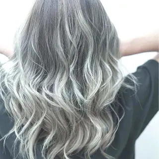 セミロング カラー ヤナ マネージャーのヘアスタイル