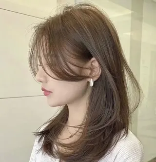 セミロング 梅田縮毛矯正◻︎髪質 改善◻︎細見 了眞のヘアスタイル