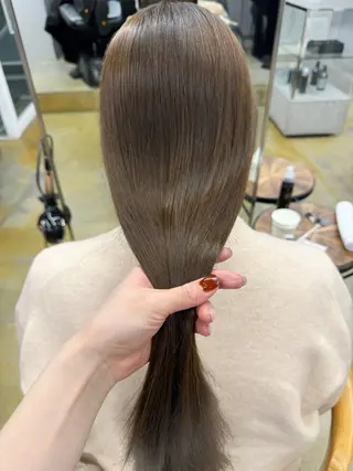 カラー maina/透明感 ベージュ/ブラウンのヘアスタイル