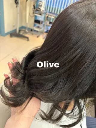 ミディアム カラー 伊藤 杏奈のヘアスタイル