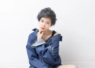 ショート カラー 佐藤 愛美のヘアスタイル