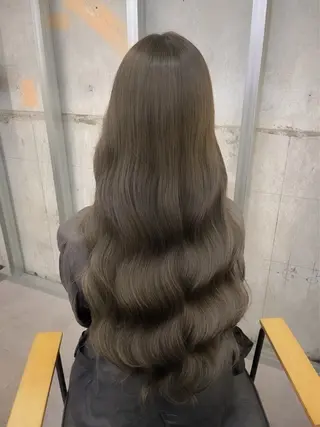 ロング 安田りっか /オリーブカラーのヘアスタイル