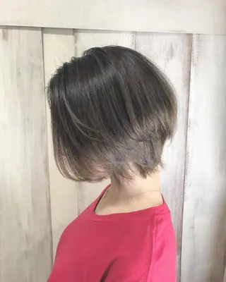 ミディアム カラー AnFye une qatllのヘアスタイル