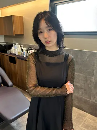 ミディアム カラー 渡 汐音のヘアスタイル
