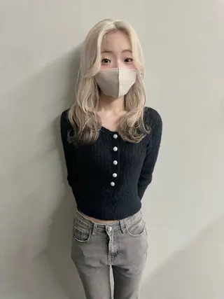 セミロング カラー ウルフとハイトーン みっちー✂️のヘアスタイル