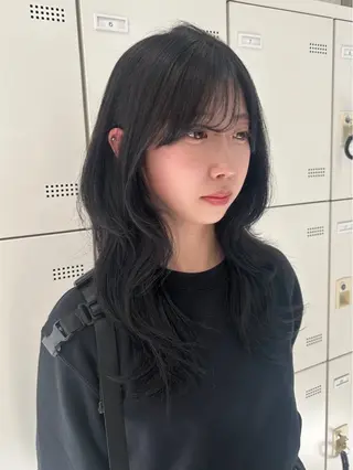 カラー niina🖤 暗髪×レイヤーのヘアスタイル