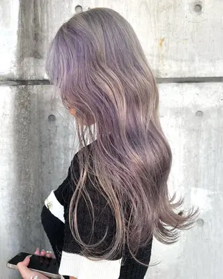 ロング カラー RAIMA ハイトーン/ベージュのヘアスタイル