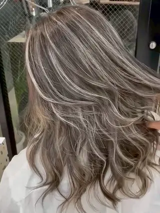 ロング カラー ONYX 表参道所属・表参道/ハイライト 髪質改善ストレートのヘアスタイル