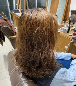 セミロング パーマ 安岡美咲✂︎ 艶カラー/髪質改善のヘアスタイル