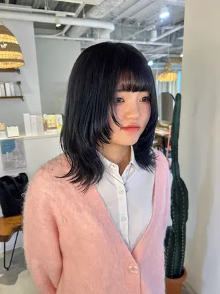 ミディアム カラー shu ブラウンピンクカラーのヘアスタイル