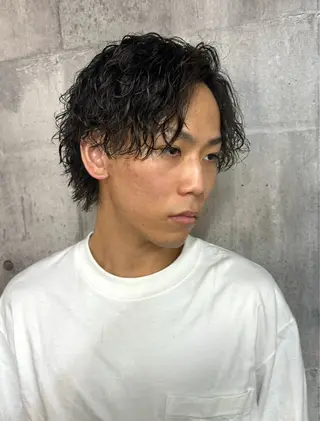 ミディアム パーマ メンズ 三谷 仁のヘアスタイル