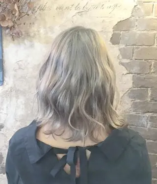 セミロング カラー ブリーチ、パーマ 西部笑のヘアスタイル