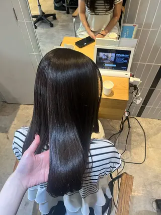 セミロング ラフィスヘアードープ所属・レイヤーと透明感の アユカ 髪質改善のヘアスタイル