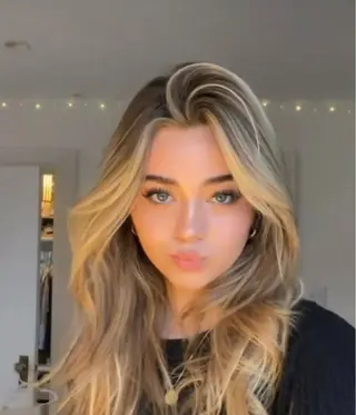 セミロング karin💋海外 バタフライカットのヘアスタイル